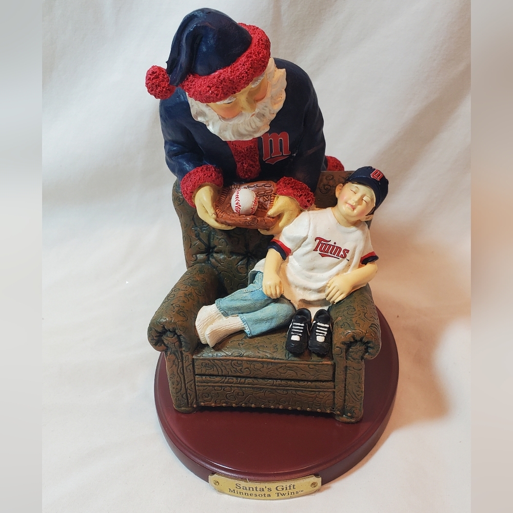 Minnesota Twins Vintage 2001 Santa's Gift Figurine Second In A Limited Series